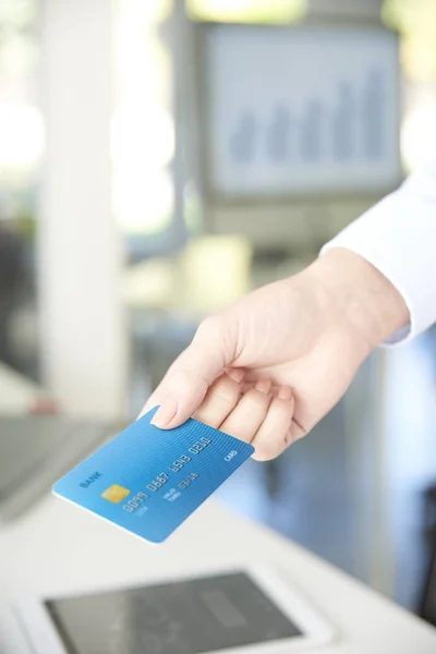 Empresária segurando cartão de crédito em sua mão . — Fotografia de Stock