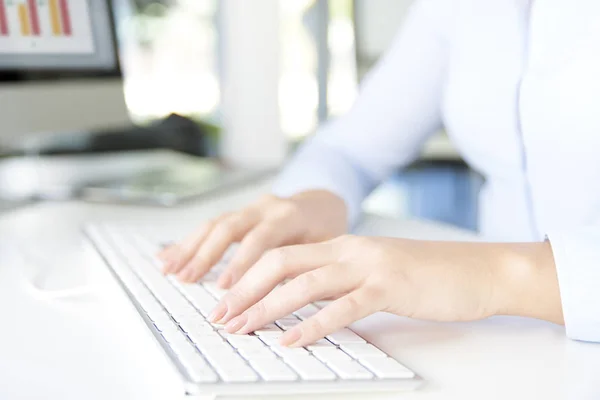Kvinnans händer att skriva på hennes dator — Stockfoto