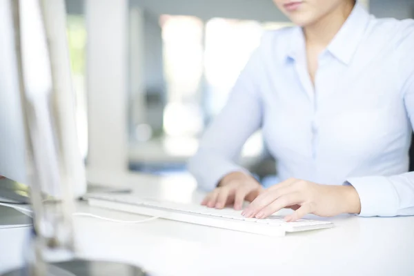 As mãos da mulher digitando em seu computador — Fotografia de Stock