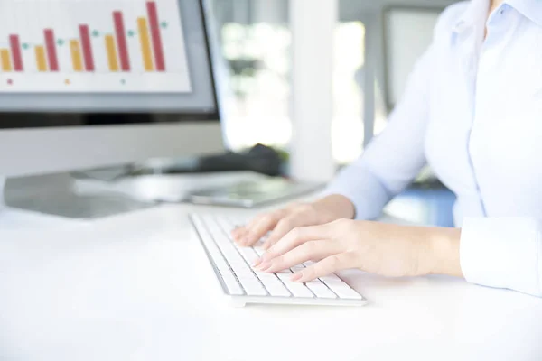 Handen van de vrouw op haar computer te typen — Stockfoto