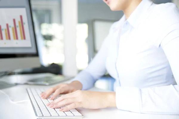 Vrouw die online werkt. — Stockfoto