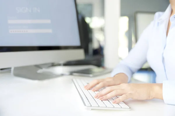 Mulher digitando em seu teclado de computador — Fotografia de Stock