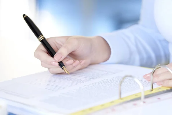 Empresaria escribiendo con pluma estilográfica —  Fotos de Stock