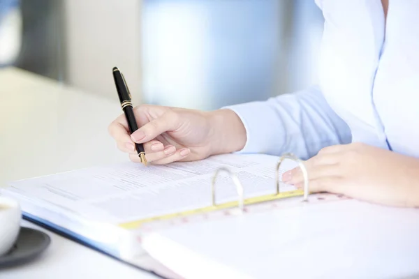 Businesswoman writing with  fountain pen — Stock Photo, Image