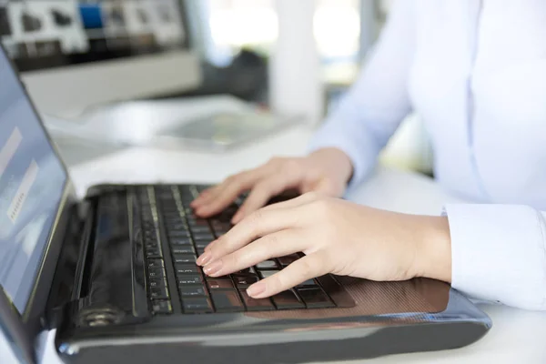 Mujer de negocios usando su computadora portátil — Foto de Stock