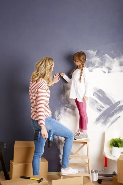 Madre e figlia che lavorano insieme — Foto Stock