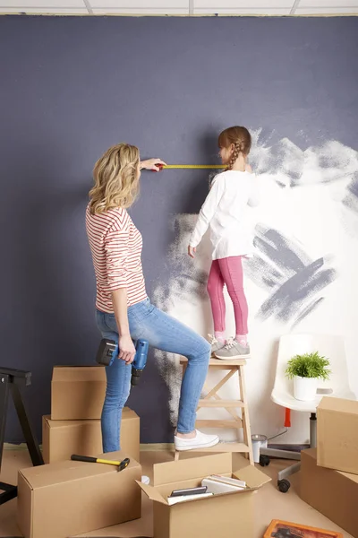 Frau und Tochter renovieren ihr Haus — Stockfoto