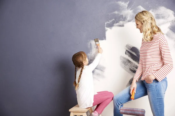 Carino ragazza pittura muro — Foto Stock