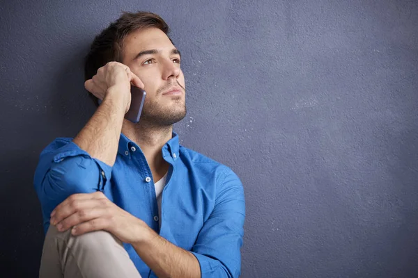 Homme utilisant le téléphone — Photo