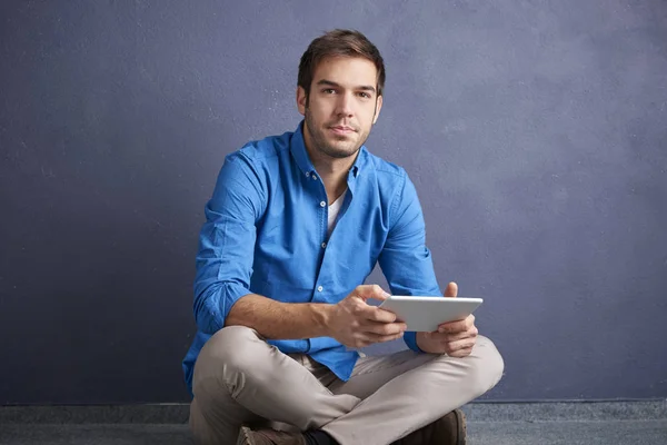 Hombre usando tableta — Foto de Stock