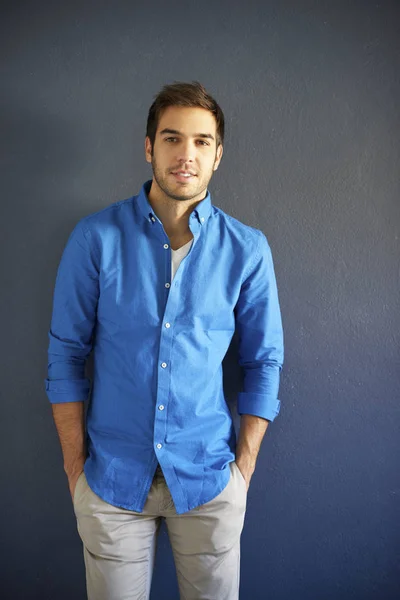 Hombre de pie frente a una pared gris — Foto de Stock