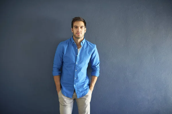 Man standing in front of a grey wal — Stock Photo, Image