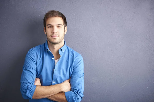 Man with arms crossed standing — Stock Photo, Image