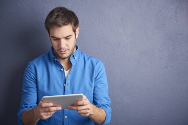 Dijital tablet kullanan adam