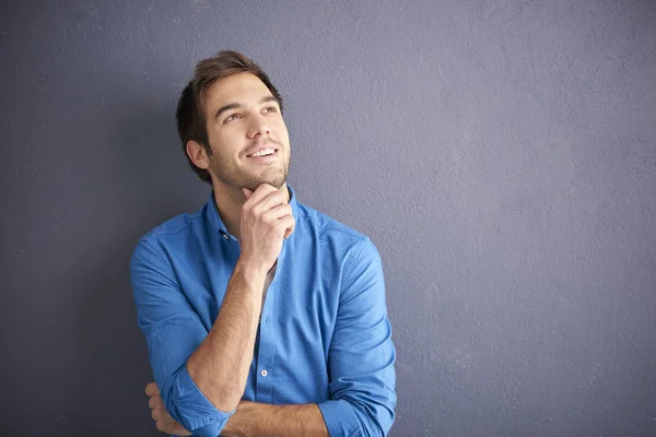 Uomo che indossa abiti casual mentre in piedi — Foto Stock