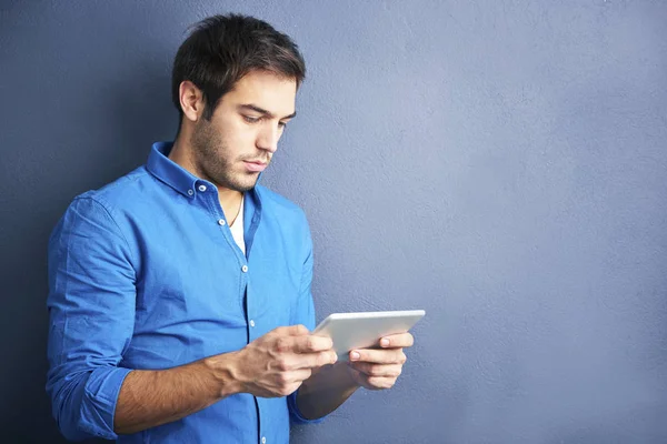 Man met digitale tablet — Stockfoto