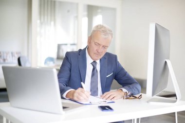  Bilgisayar başında oturan işadamı