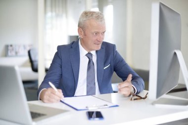  Bilgisayar başında oturan işadamı