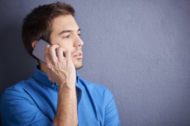 genç adam cep telefonunuzun konuşma.