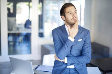 ofiste oturan işadamı