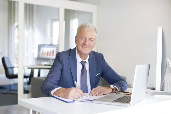 Zakenman achter computer zit — Stockfoto