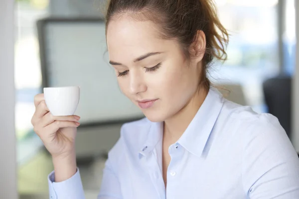 Geschäftsfrau trinkt Kaffee — Stockfoto