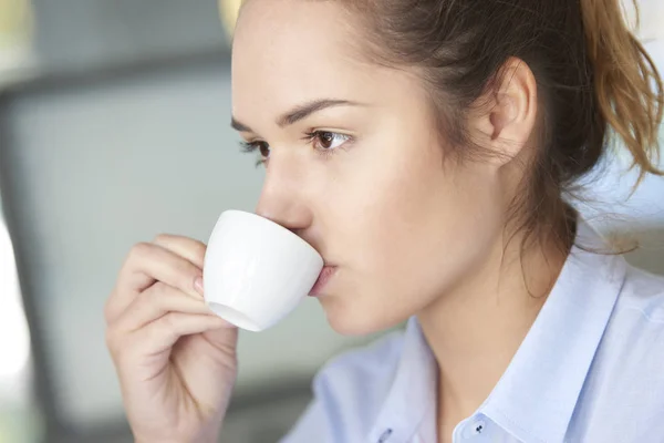 Kobieta pije kawę — Zdjęcie stockowe