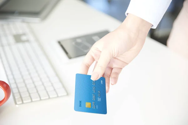 Geschäftsfrau mit Kreditkarte in der Hand — Stockfoto