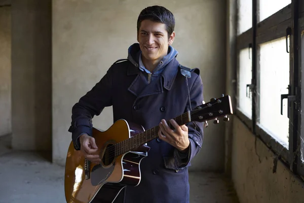 Músico tocando sua guitarra acústica . — Fotografia de Stock