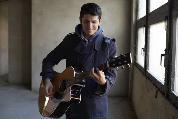 Musiker som spelar hans akustisk gitarr. — Stockfoto