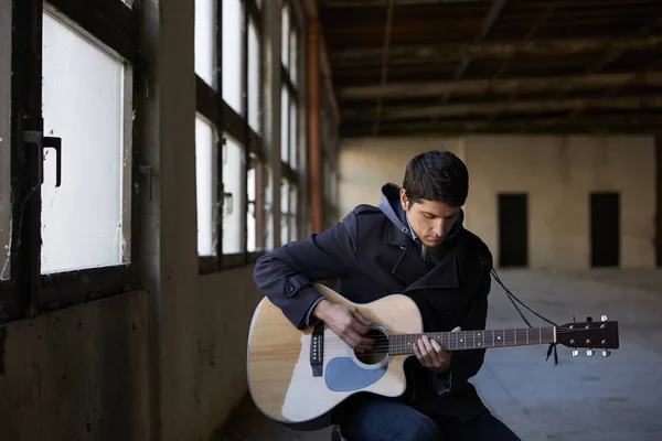 Músico tocando sua guitarra acústica . — Fotografia de Stock