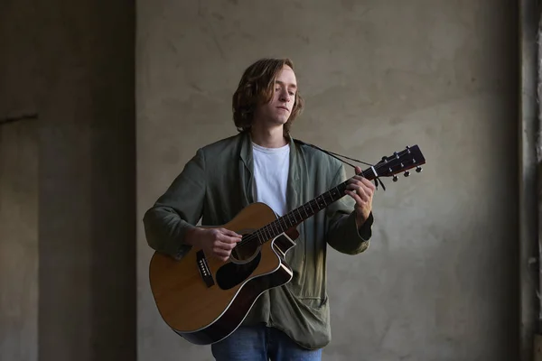 Muzikant zijn akoestische gitaar spelen. — Stockfoto