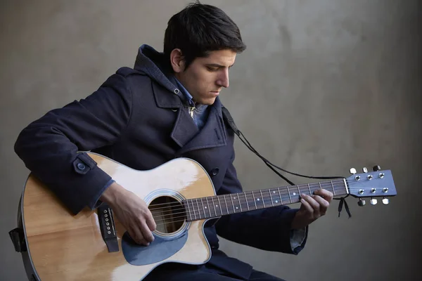 Muzikant zijn akoestische gitaar spelen. — Stockfoto