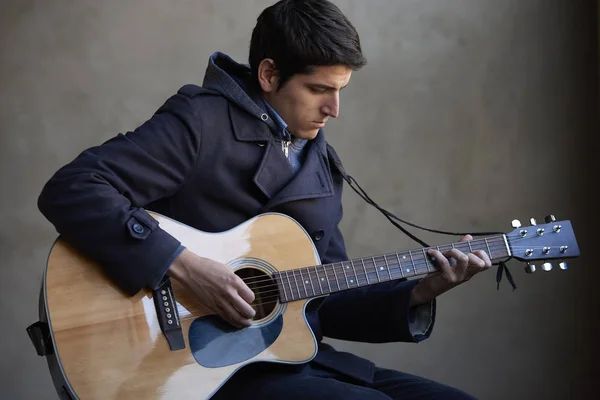 Músico tocando sua guitarra acústica . — Fotografia de Stock