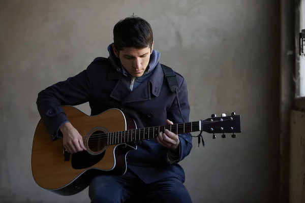 Musiker som spelar hans akustisk gitarr. — Stockfoto