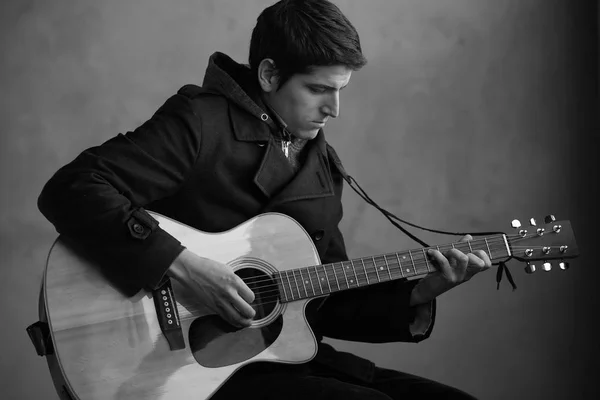 Hombre tocando su guitarra acústica . — Foto de Stock