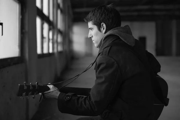 Музикант грає на акустичній гітарі . — стокове фото