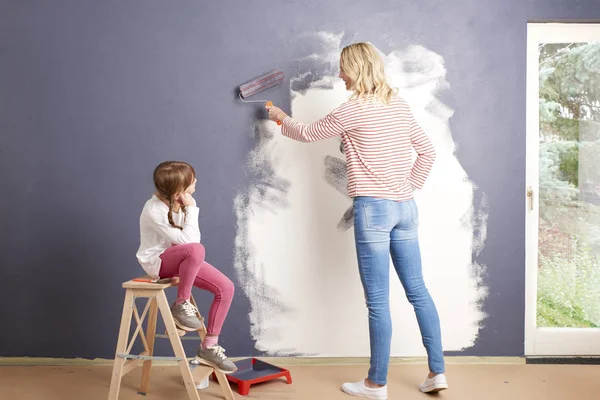 Parete pittura donna e figlia — Foto Stock