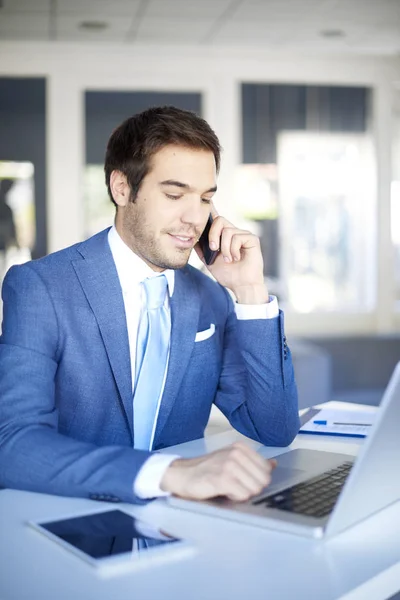 Empresario haciendo llamada — Foto de Stock