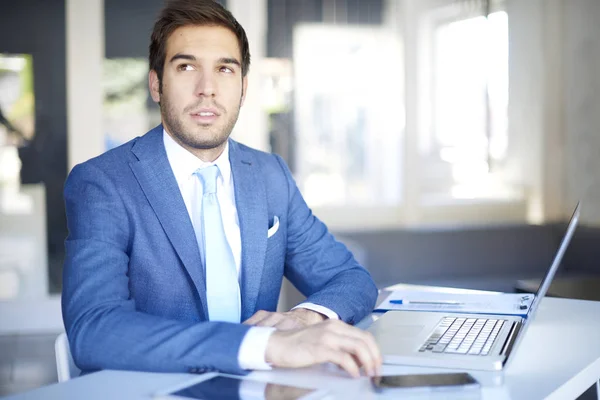 Financial manager sitting at  his workplace — Stock Photo, Image