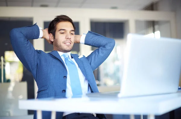 Succesvolle zakenman leunend — Stockfoto