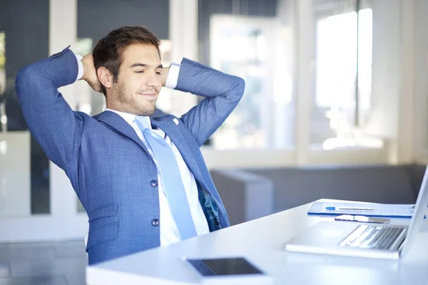 Homem profissional sentado no seu posto de trabalho — Fotografia de Stock