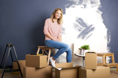  oturan kadın kutuları ile çevrili 