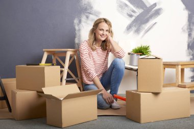  oturan kadın kutuları ile çevrili 