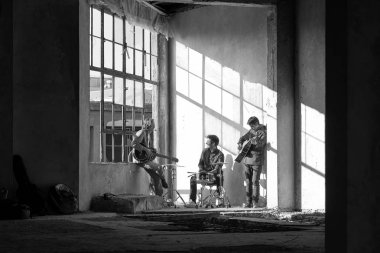 Müzik çalarken ock grup üyeleri