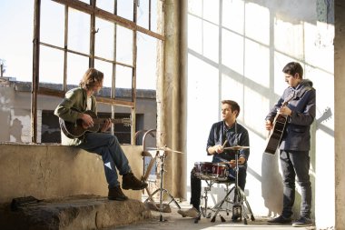 Grup müzik oynamak için pratik.