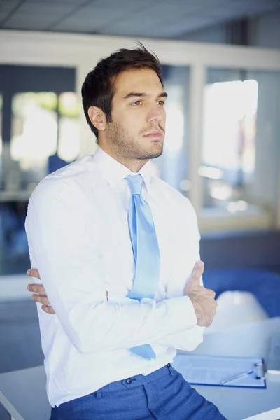 Hombre de negocios sentado en su puesto de trabajo . — Foto de Stock