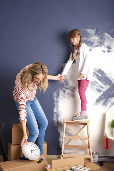 Moeder en dochter met behulp van tools — Stockfoto