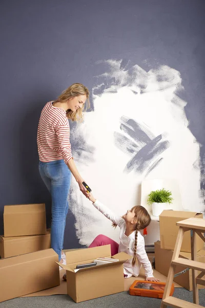 Madre e hija usando herramientas —  Fotos de Stock