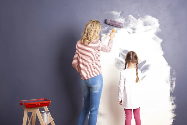 Mutter und Tochter malen Wand — Stockfoto